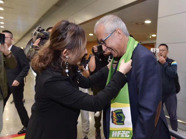 ......此时此刻，伊藤雄彦意气风发的走出伊藤家族的豪华写字楼，钻进了自己的雷克萨斯轿车里。