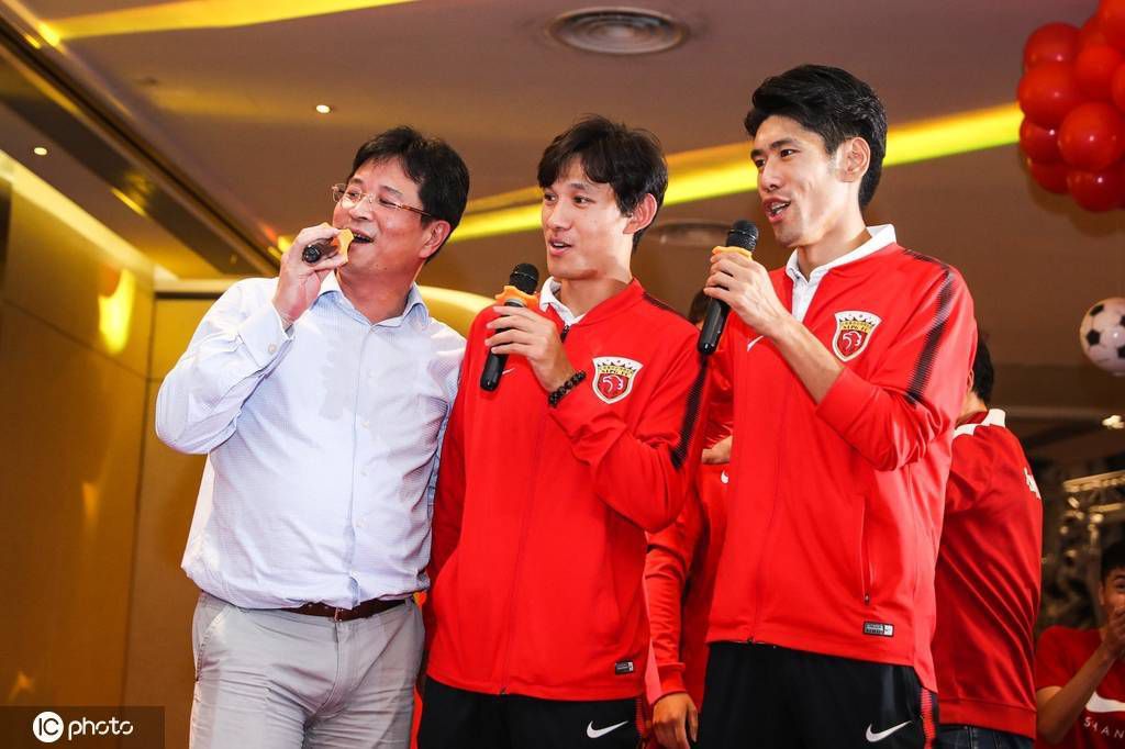 据德国媒体Sport1拜仁方面记者Kerry Hau报道，拜仁确实联系了阿劳霍，后者倍感荣幸，但现阶段无意离开巴萨。